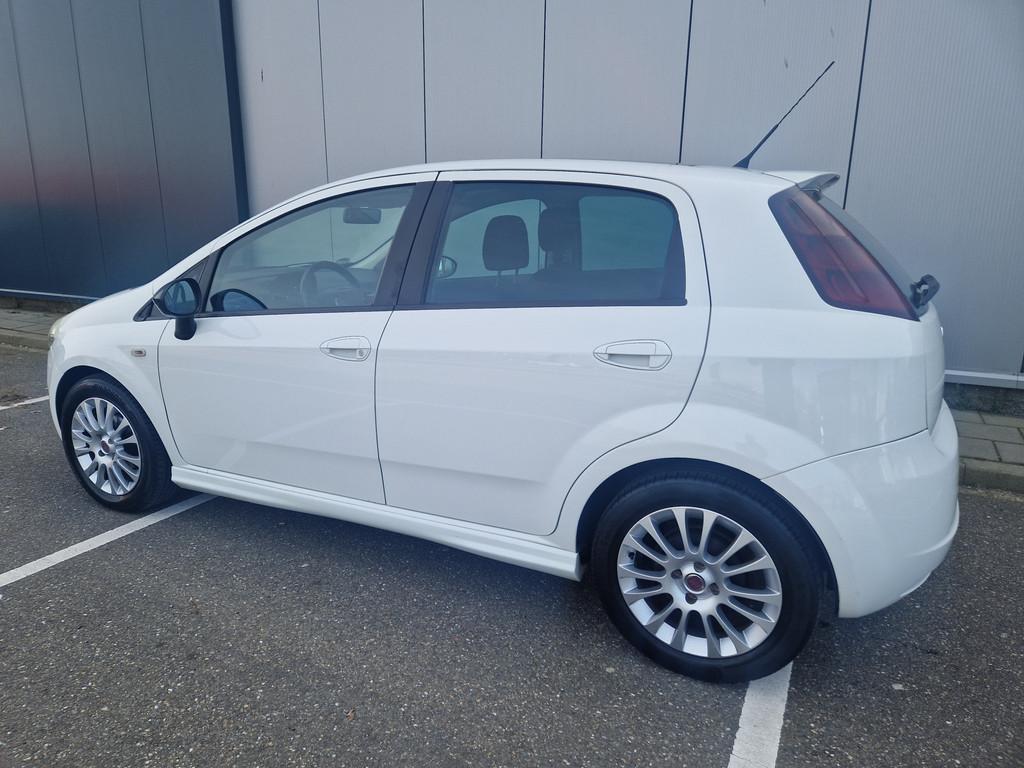 Fiat Grande Punto 1.4 NeroBianco Airco (bj 2010), Auto's, Voorwielaandrijving, Stof, 4 cilinders, 400 kg