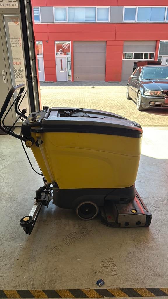 Karcher Scrobmachine GRATIS, Doe-het-zelf en Verbouw, Reinigingsmachines, Gebruikt, Schrobmachine, Ophalen