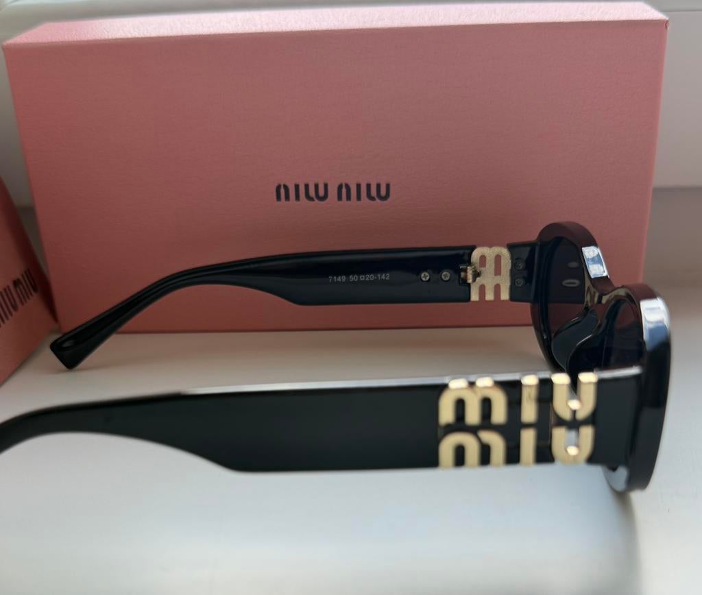 Miu Miu dames zonnebril + doos., Sieraden, Tassen en Uiterlijk, Zonnebrillen en Brillen | Dames, Overige merken, Zonnebril, Zwart