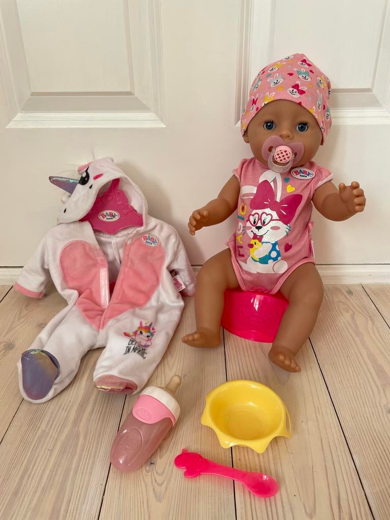 Baby Born pop met eenhoornpakje en accessoires - compleet, Ophalen of Verzenden, Zo goed als nieuw, Babypop