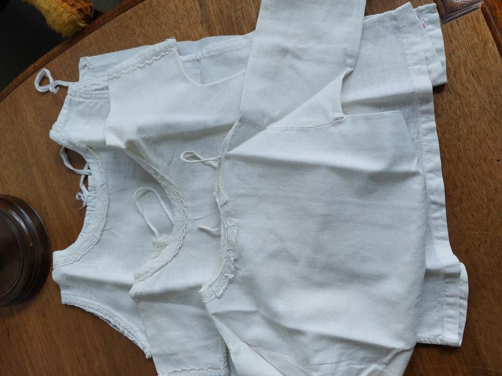 3 oude babyhemdjes voor oude pop, Antiek en Kunst, Antiek | Kleding en Accessoires, Ophalen of Verzenden