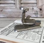 Industriële Franse nietmachine Jakyneuf van Unis France, Antiek en Kunst, Ophalen of Verzenden