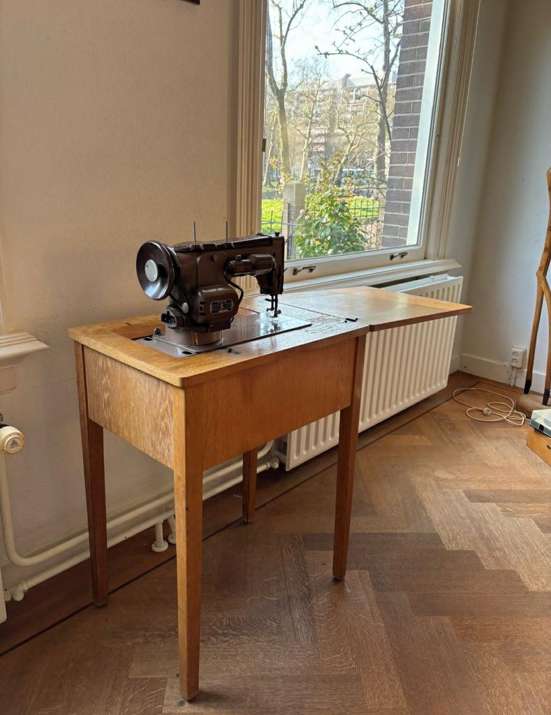 Antieke Singer naaimachine met houten onderstel, Antiek en Kunst, Antiek | Naaimachines, Ophalen