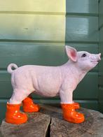 Varken big oranje regenlaarsjes beeld tuin boerderij boer, Ophalen of Verzenden, Nieuw, Kunststof, Dierenbeeld