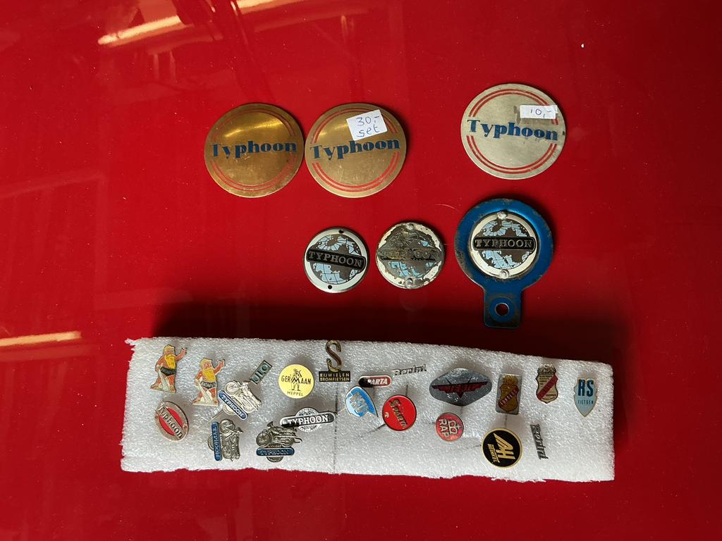 TYPHOON EMBLEMEN EN SPELDJES SUPER SPORT PRIMO SPORT EA, Ophalen of Verzenden, Zo goed als nieuw, Overige merken