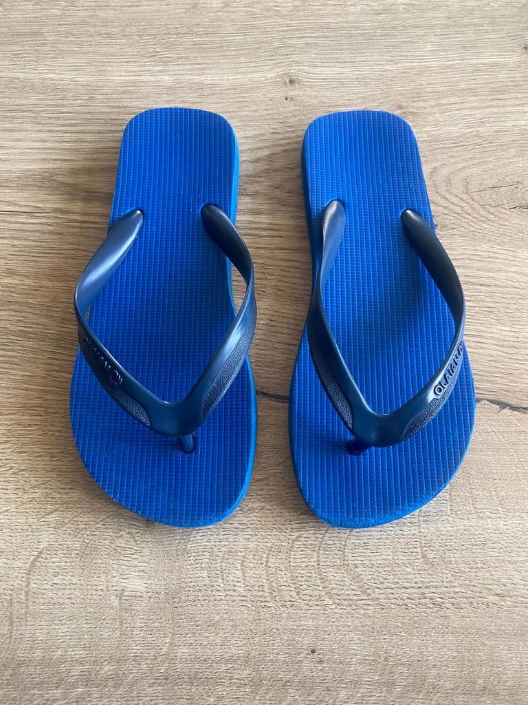 Blauwe Olaian slippers maat 33 – strand / zomer, Jongen of Meisje, Overige typen, Ophalen of Verzenden, Zo goed als nieuw
