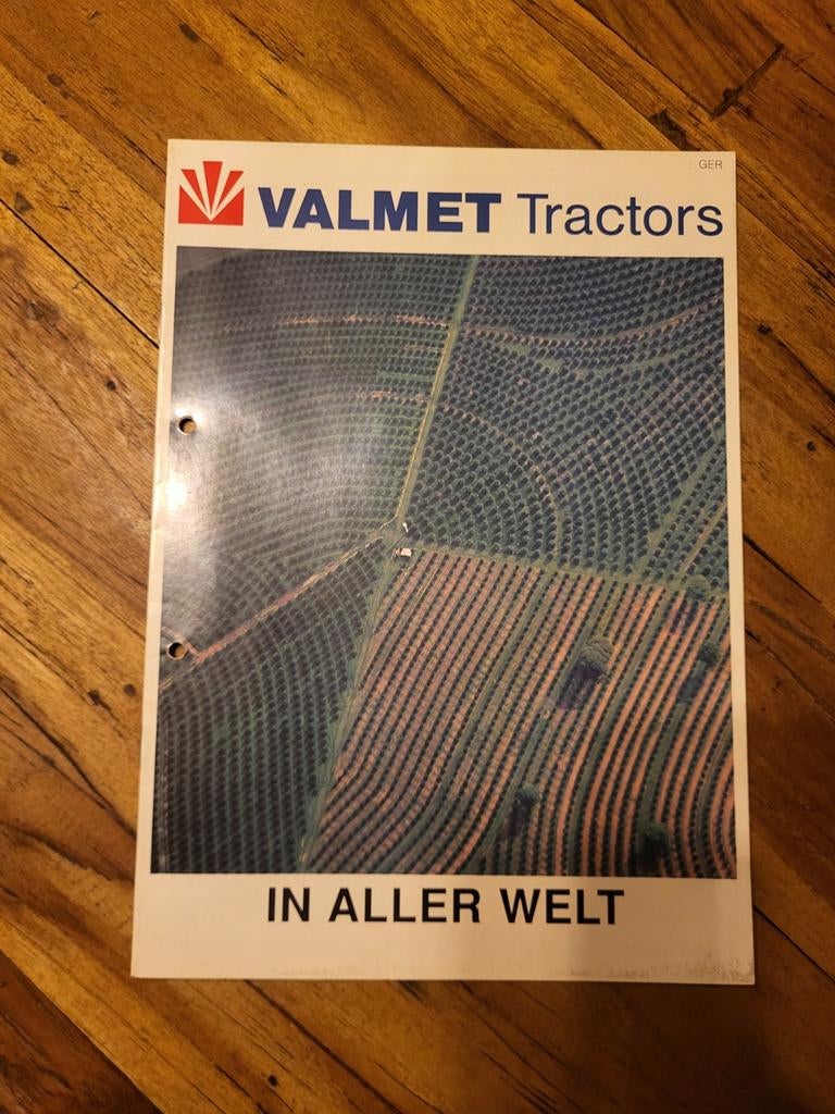 tractor folder Valmet tractors in aller welt, Ophalen of Verzenden, Zo goed als nieuw