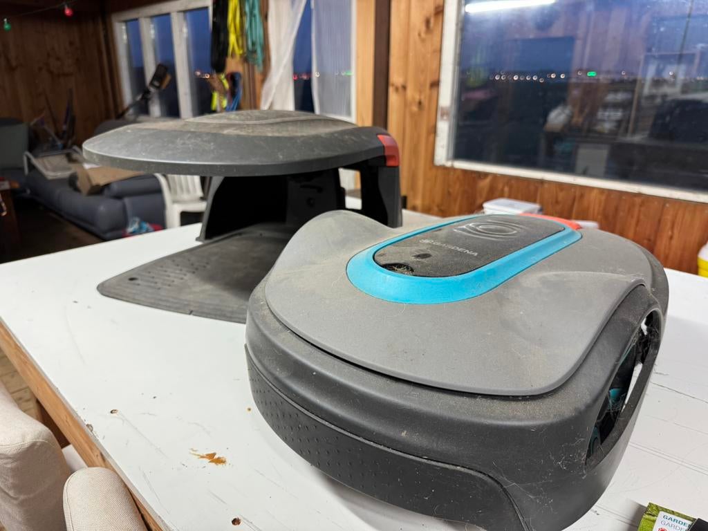 Gardena robotmaaier 1500m2 + extra’s + garage, Ophalen, Zo goed als nieuw