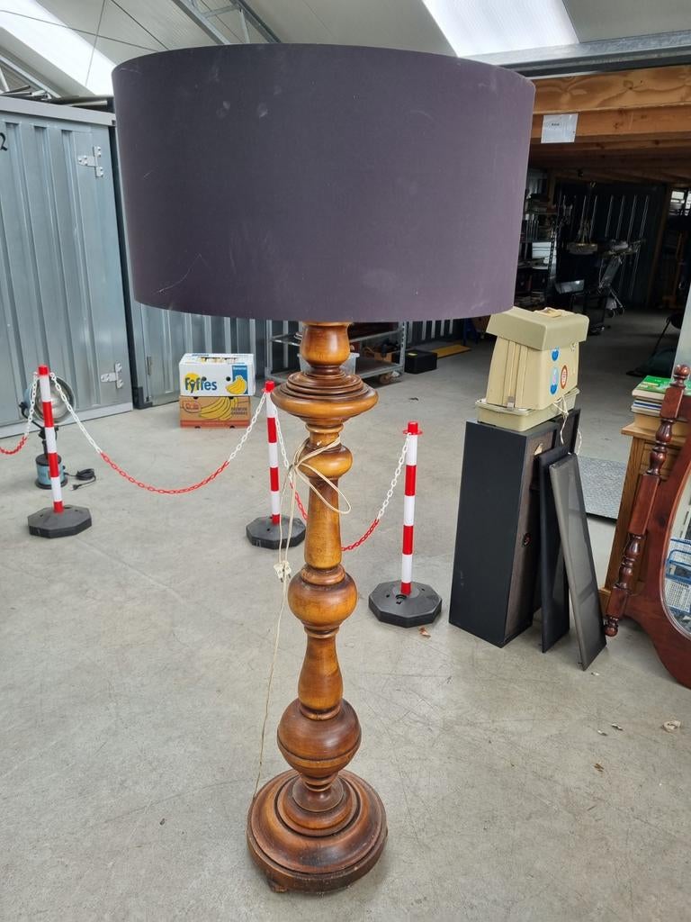 Houten vloerlamp met donkere kap, Ophalen