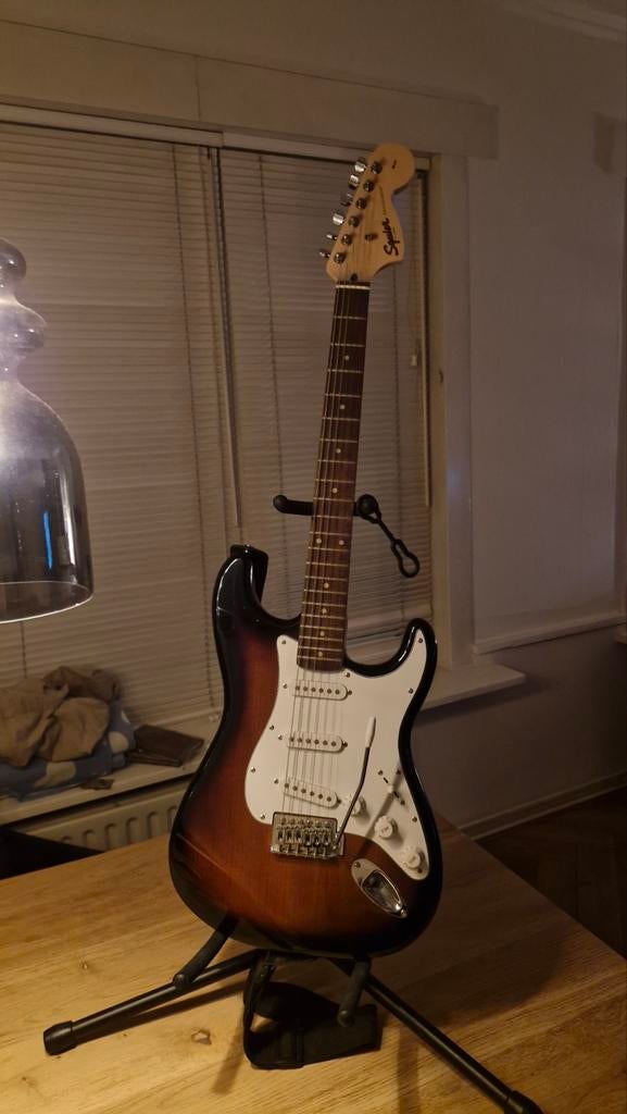 Squier Affinity Stratocaster Brown Sunburst, met standaard, Ophalen, Zo goed als nieuw, Solid body, Fender