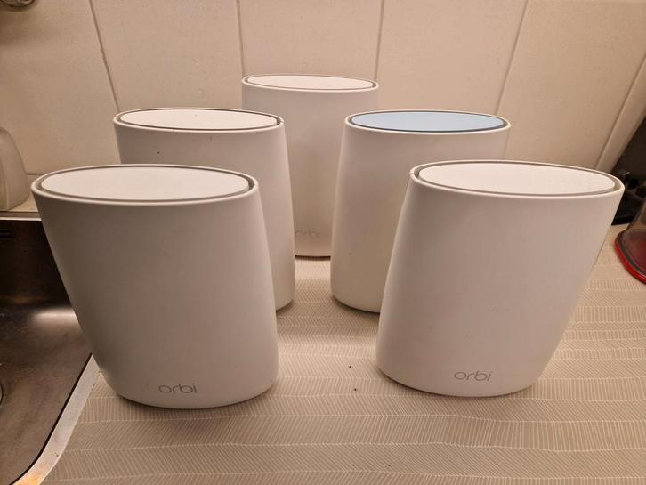 Netgear Orbi RBR50 Router + 4 RBS50 Satellieten, Computers en Software, Routers en Modems, Ophalen of Verzenden