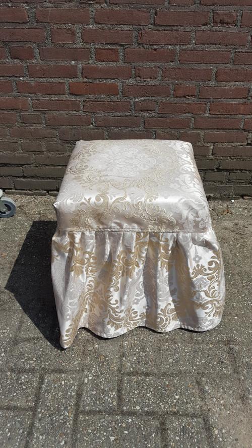 vintage Poef bekleed met gouden stof, Verzamelen, Retro, Ophalen of Verzenden