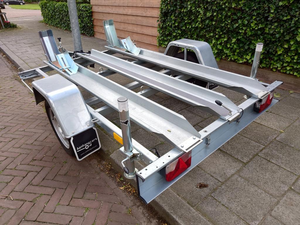 Kantelbare motortrailer te huur - 1 of 2 motoren, Ophalen, Zo goed als nieuw