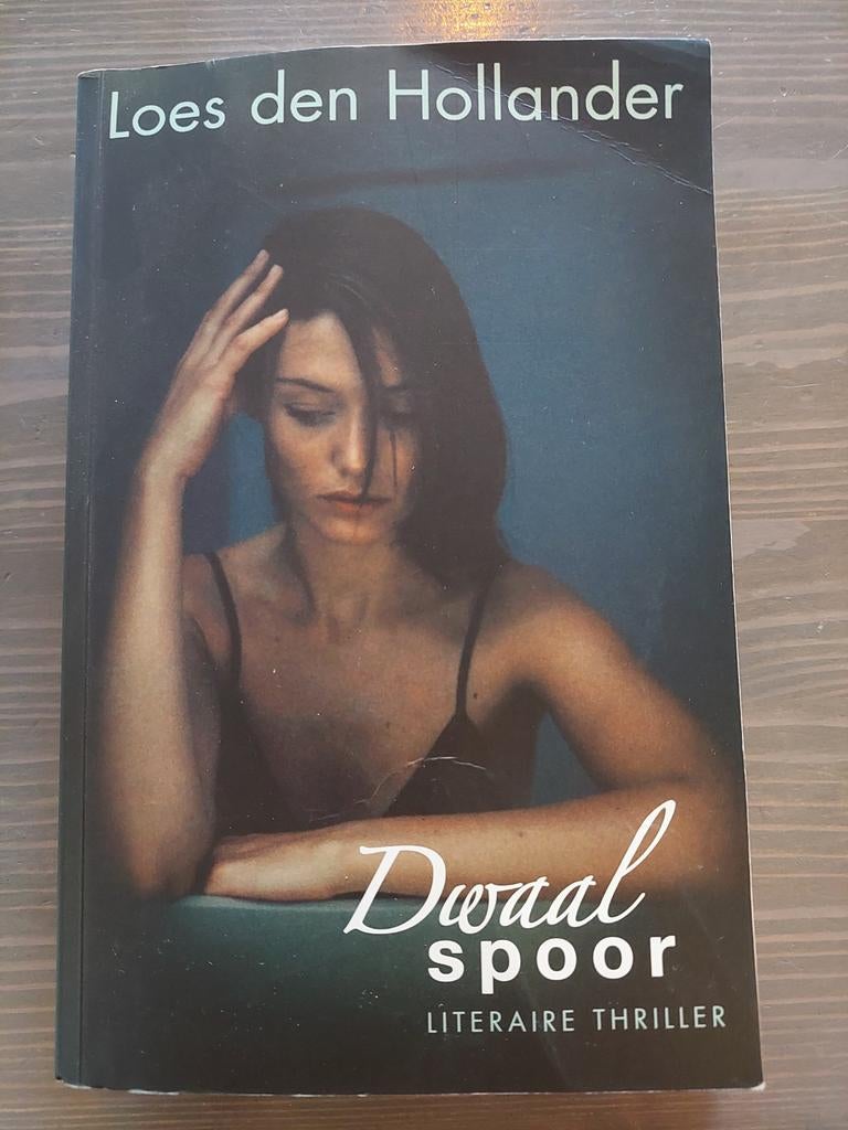 Loes den Hollander - Dwaalspoor, Loes den Hollander, Ophalen of Verzenden, Zo goed als nieuw, Nederland
