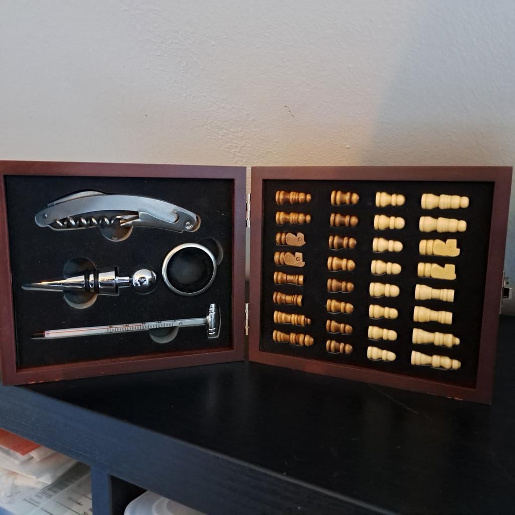 Schaakspel en wijnaccessoires set in houten kistje, Een of twee spelers, Ophalen of Verzenden, Zo goed als nieuw, Reisspel