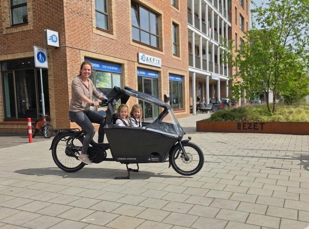 Urban Arrow Bakfiets met regentent 500Wh accu uit 2022, Fietsen en Brommers, Fietsen | Bakfietsen, 4 kinderen of meer, Huif, Urban arrow