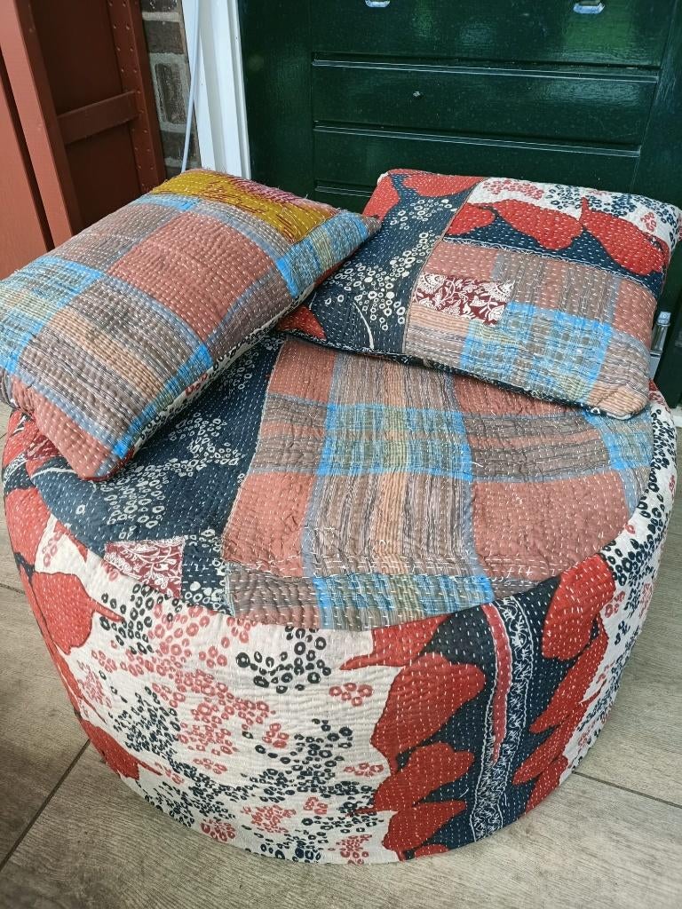 poef/zitzak met losse kussentjes, van doorgestikte stoflagen, Ophalen, Alleskunner, mooi bij vintage /jaren '60 of '70 interieur