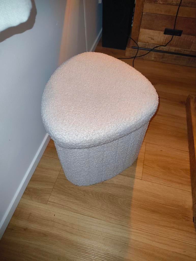 Witte poef met opbergruimte, Ophalen, Minder dan 50 cm, Minder dan 50 cm, Zo goed als nieuw