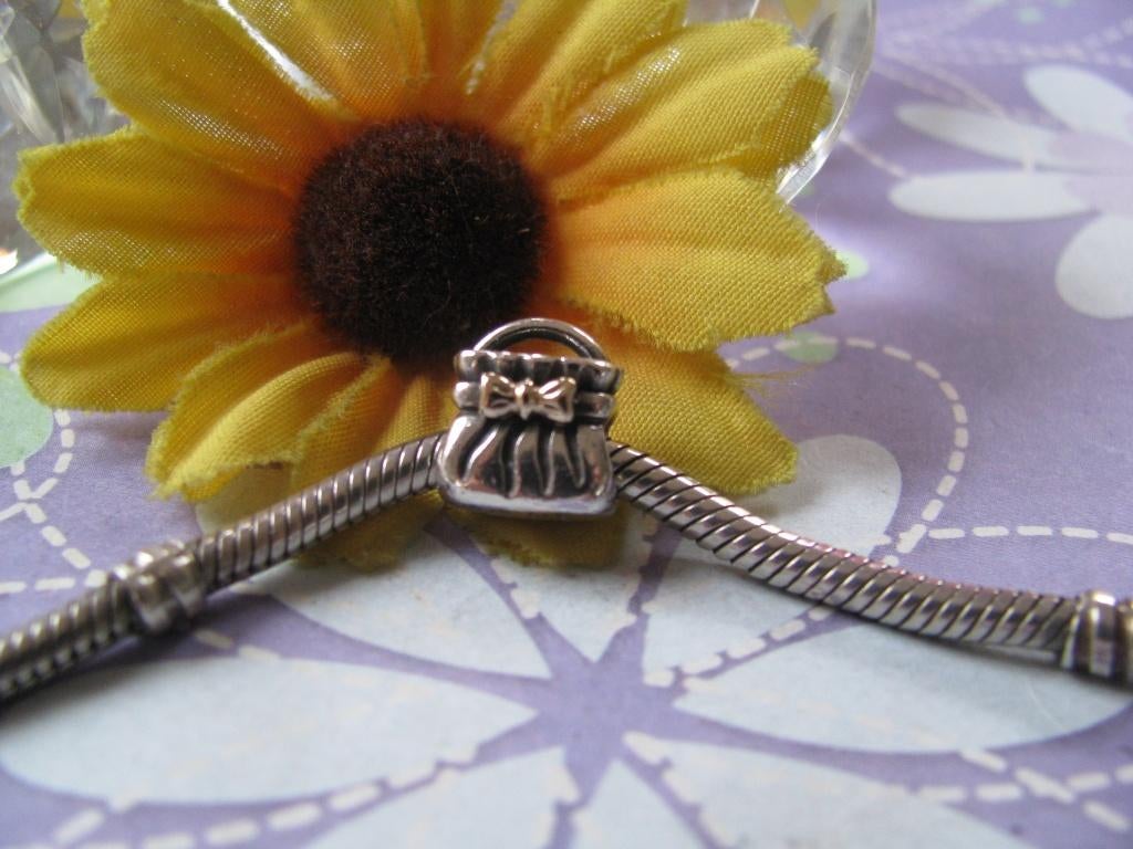 Pandora bedel 790474 = 👜 tas met strik 🎀 14 krt GOUD, Sieraden, Tassen en Uiterlijk, Bedels, Zo goed als nieuw, Pandora, Zilver