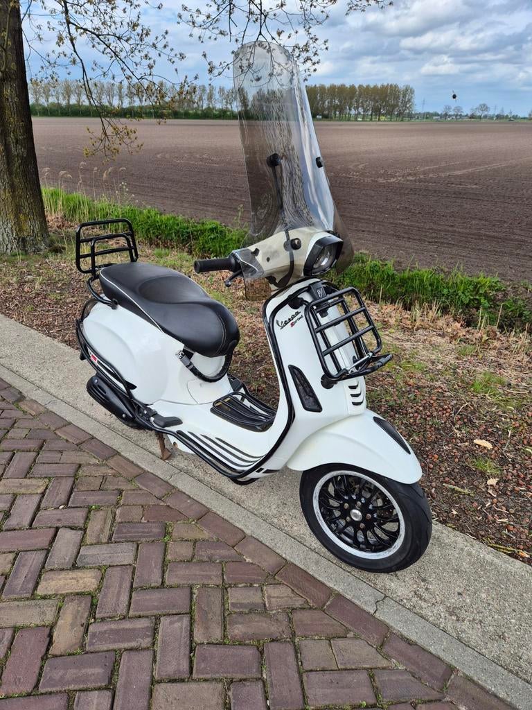 Vespa Sprint snor scooter wit 2017, Fietsen en Brommers, Ophalen, Gebruikt, Benzine