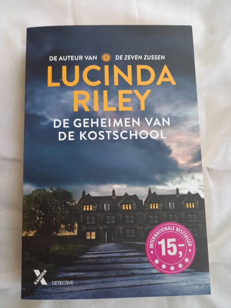 h10 Lucinda Riley - De geheimen van de kostschool, Ophalen of Verzenden, Zo goed als nieuw, Lucinda Riley