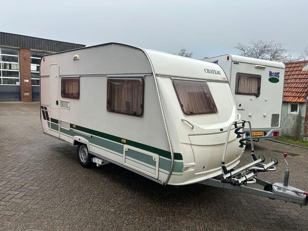 Chateau Caratt 430 caravan met mover bj 2004, Chateau, Dwarsbed, Treinzit, 750 - 1000 kg