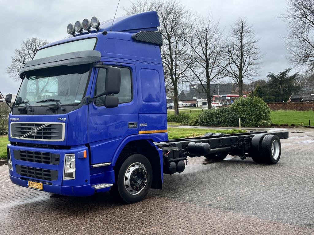 Volvo FM9 4X2R FAL7.1 RAS-A4/L90 600cm wielbasis Chassis cab, Stof, Zwart, Blauw, Radio