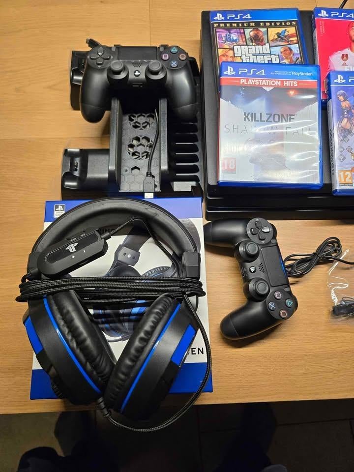 PlayStation 4 Pro 1TB, Ophalen, Met games, Met 2 controllers, Zo goed als nieuw