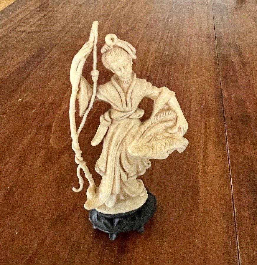 Aziatisch beeldje van een visservrouw, Antiek en Kunst, Ophalen of Verzenden