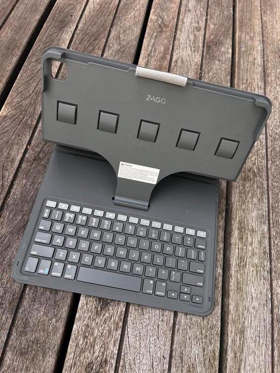 ZAGG toetsenbord hoes voor iPad Air (incl. oplaadsnoer), Ophalen of Verzenden, Gebruikt, 10 inch, Bescherming voor- en achterkant