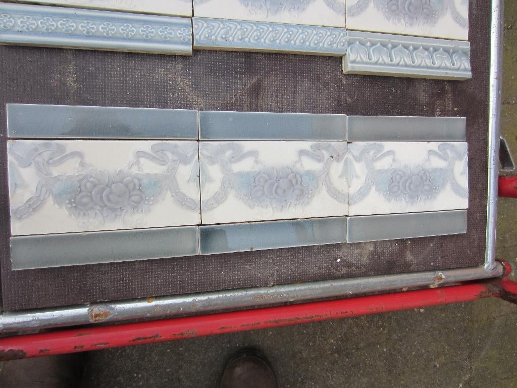 45 st art nouveau tegels grijsblauw decor guirlande, Antiek en Kunst, Antiek | Wandborden en Tegels, Ophalen