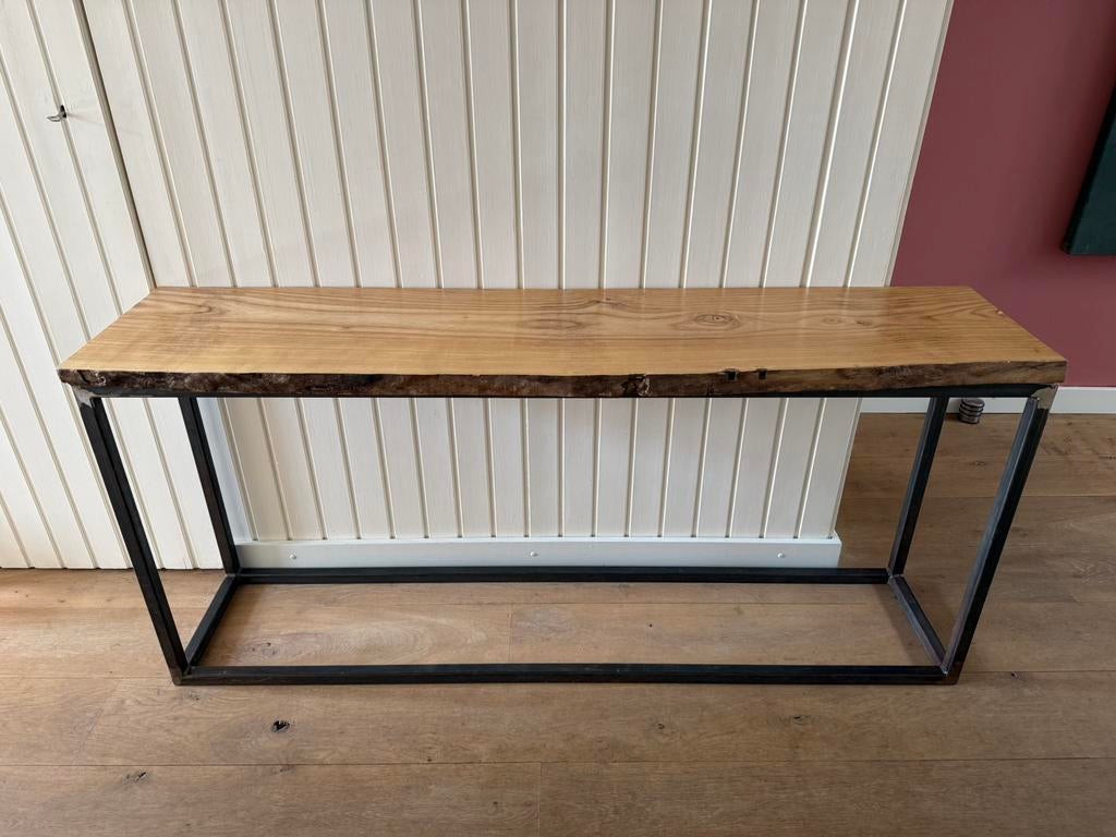 Strakke handgemaakte side table – staal & massief hout, Huis en Inrichting, Tafels | Sidetables, Ophalen, Overige materialen, Zo goed als nieuw