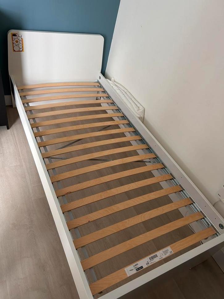 Ikea eenpersoons bed Aksvoll 90x200, Huis en Inrichting, Slaapkamer | Bedden, Gebruikt, Eenpersoons, 90 cm, 200 cm, Hout, Wit