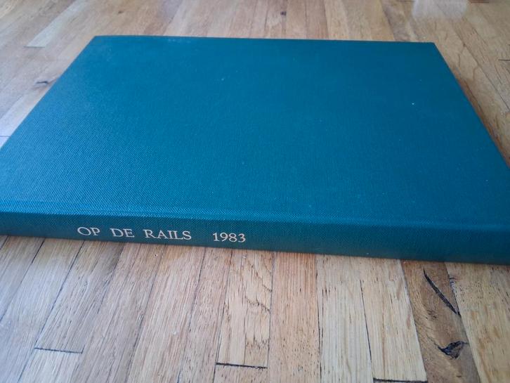 Op de rails 1983 complete jaargang in 1 boek treinen enz., Boeken, Vervoer en Transport, Zo goed als nieuw, Ophalen of Verzenden