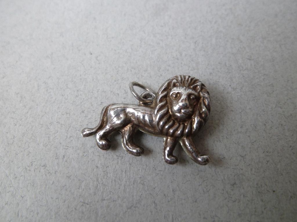 Oude bedel zilver Leeuw Sterrenbeeld Leo, Sieraden, Tassen en Uiterlijk, Antieke sieraden, Verzenden, Zilver, Hanger