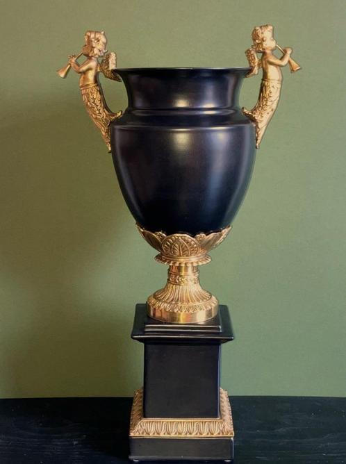 G&C Interiors Vaas op voet met engelen H. 66 cm., Antiek en Kunst, Curiosa en Brocante, Ophalen of Verzenden