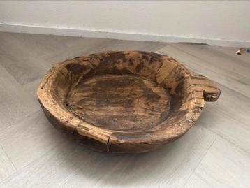 Oude houten schaal beschikbaar voor biedingen