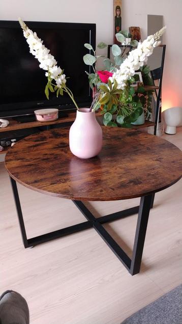 Ronde salontafel met metalen onderstel beschikbaar voor biedingen
