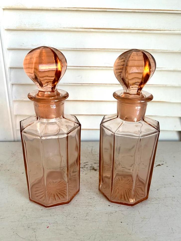 Twee vintage parfumflessen roze glas 16,5 cm, Antiek en Kunst, Antiek | Glas en Kristal, Ophalen