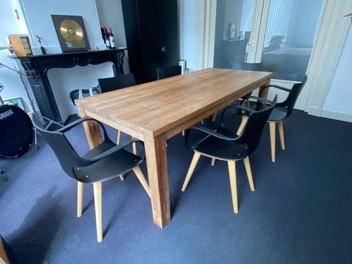 Robuuste noten houten tafel en zes stoelen, Huis en Inrichting, Tafels | Eettafels, Zo goed als nieuw, 50 tot 100 cm, 150 tot 200 cm