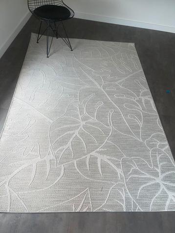 Lichtgrijze/beige vloerkleed met bladpatroon – 153x234 cm beschikbaar voor biedingen