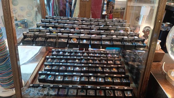 Ringen met edelstenen vele maten, Muziek en Instrumenten, Mengpanelen, Zo goed als nieuw, Ophalen of Verzenden