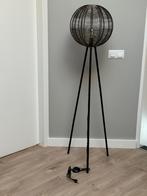 Staande vloerlamp met ronde bol (zgan), Huis en Inrichting, Lampen | Vloerlampen, Ophalen, Zo goed als nieuw, 150 tot 200 cm