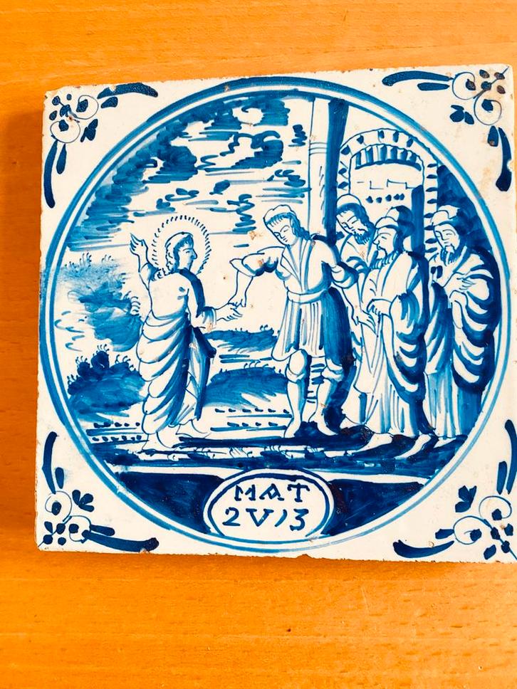 Delfts blauwe tegel met religieuze scène, Antiek en Kunst, Antiek | Wandborden en Tegels, Ophalen of Verzenden