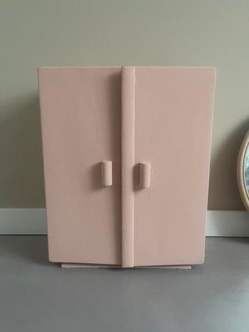 Schattig roze vintage poppenkleding kastje beschikbaar voor biedingen