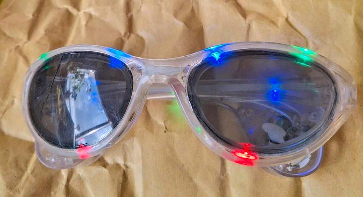 Feest bril met LED licht, Hobby en Vrije tijd, Feestartikelen, Zo goed als nieuw, Feestartikel, Ophalen of Verzenden