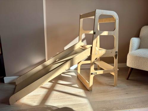 Houten Montessori 3 in 1 toren, glijbaan, opstapje en bureau, Kinderen en Baby's, Speelgoed | Houten speelgoed, Zo goed als nieuw