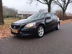 Volvo V40 2.0 D2 120PK 2015 Zwart, Auto's, Volvo, Origineel Nederlands, Te koop, 5 stoelen, 135 €/maand