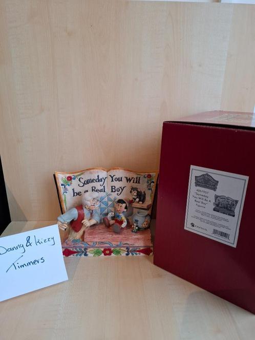 jim shore traditions pinokkio pinocchio storybook 4057957, Verzamelen, Disney, Zo goed als nieuw, Beeldje of Figuurtje, Peter Pan of Pinokkio