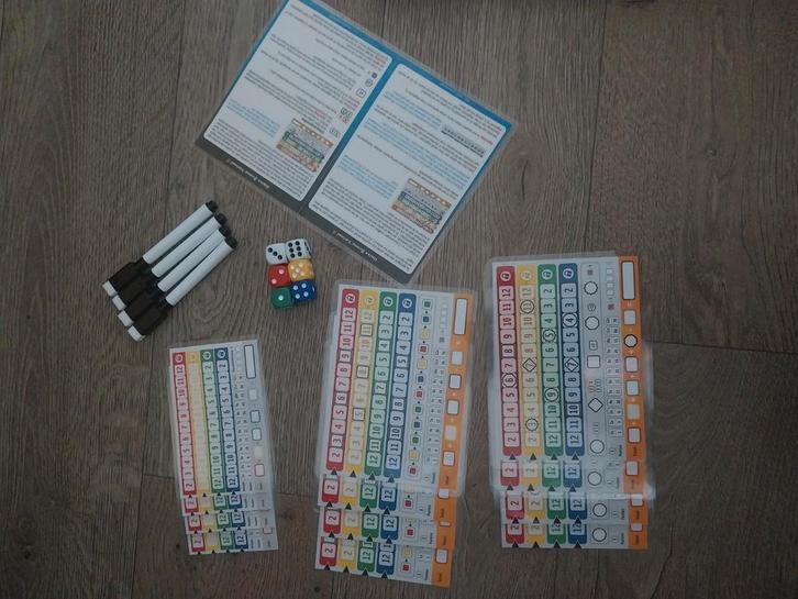Qwixx uitwisbare speelkaarten incl stiften en dobbelstenen, Hobby en Vrije tijd, Gezelschapsspellen | Kaartspellen, Nieuw, Drie of vier spelers
